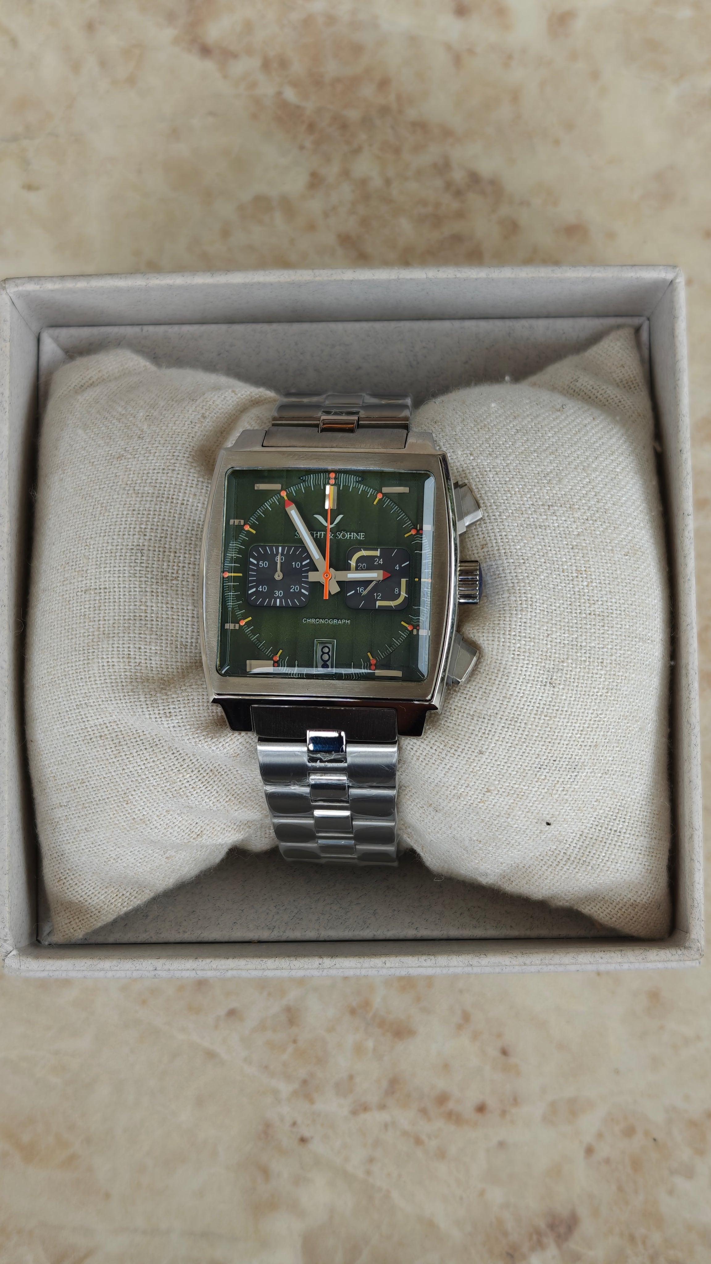 Specht & Söhne SP0009 |
Homenaje al TAG Heuer Monaco