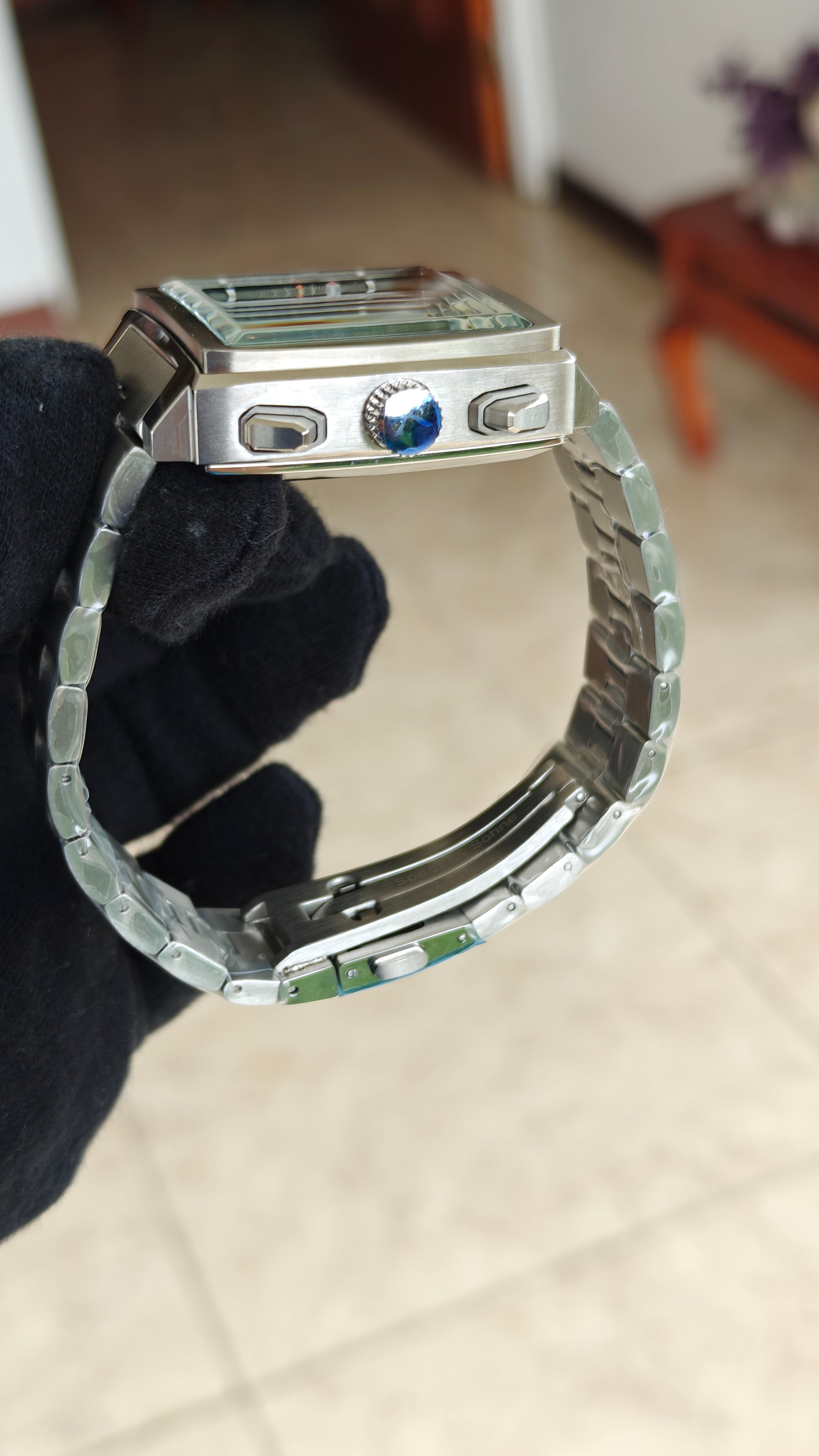 Specht & Söhne SP0009 |
Homenaje al TAG Heuer Monaco