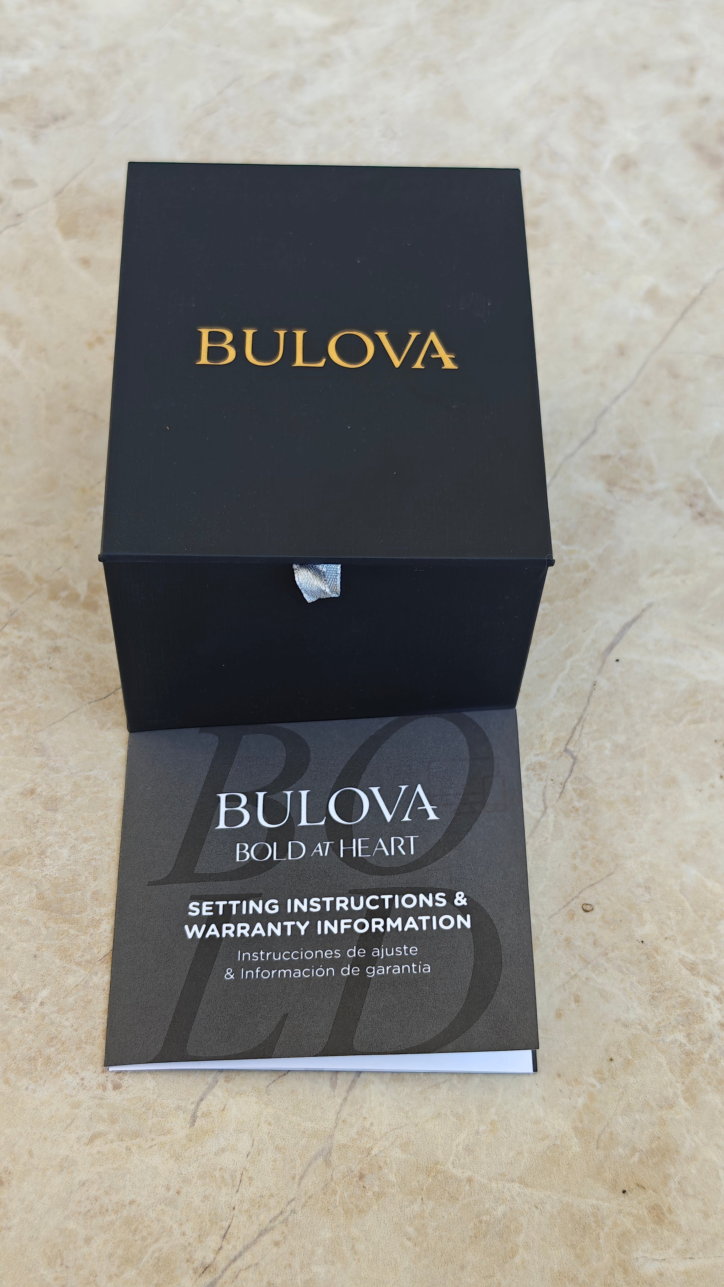 Bulova Marine Star 98A272 – Automático Black & Gold