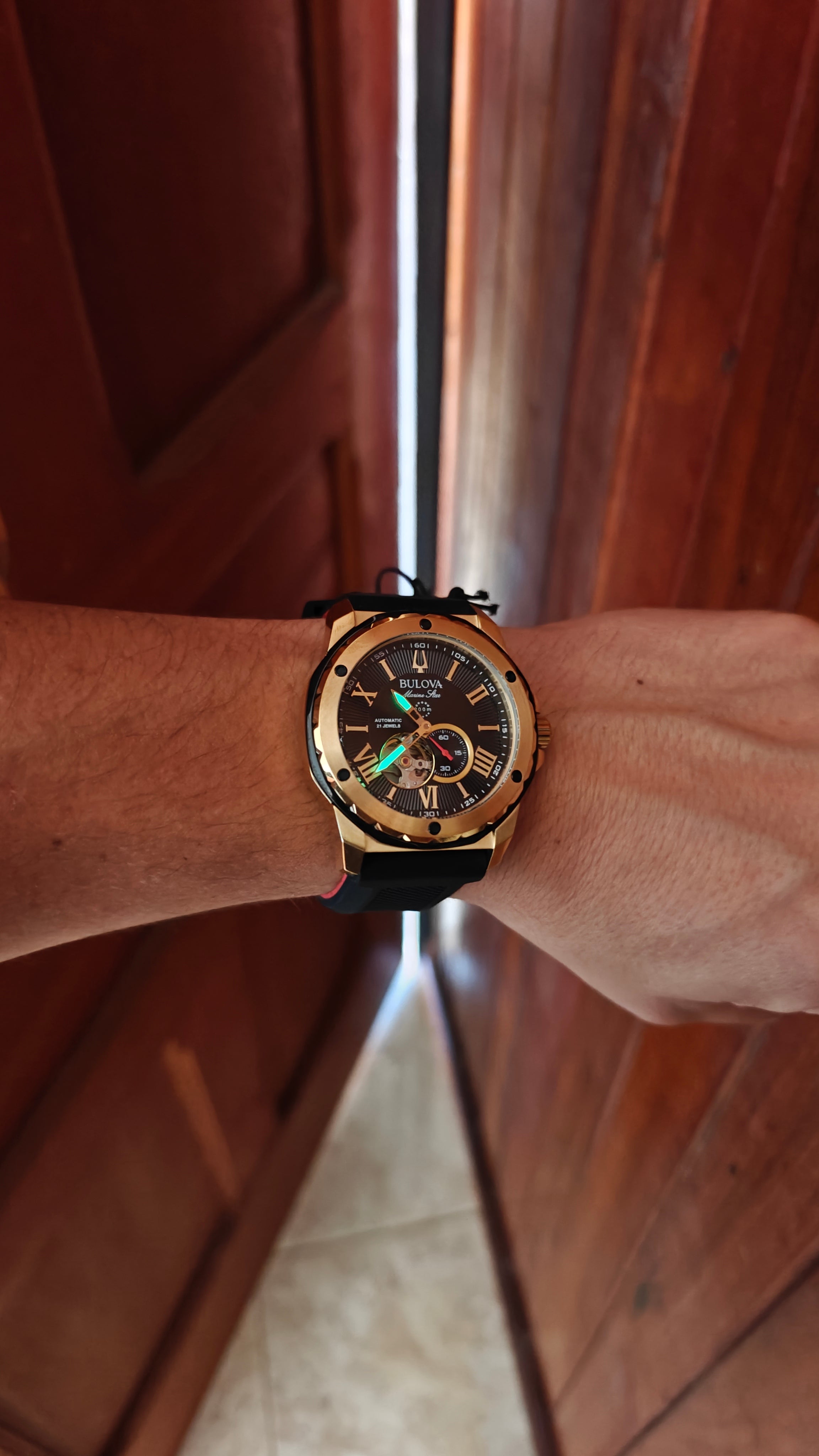 Bulova Marine Star 98A272 – Automático Black & Gold