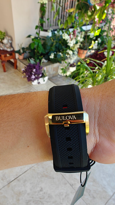 Bulova Marine Star 98A272 – Automático Black & Gold