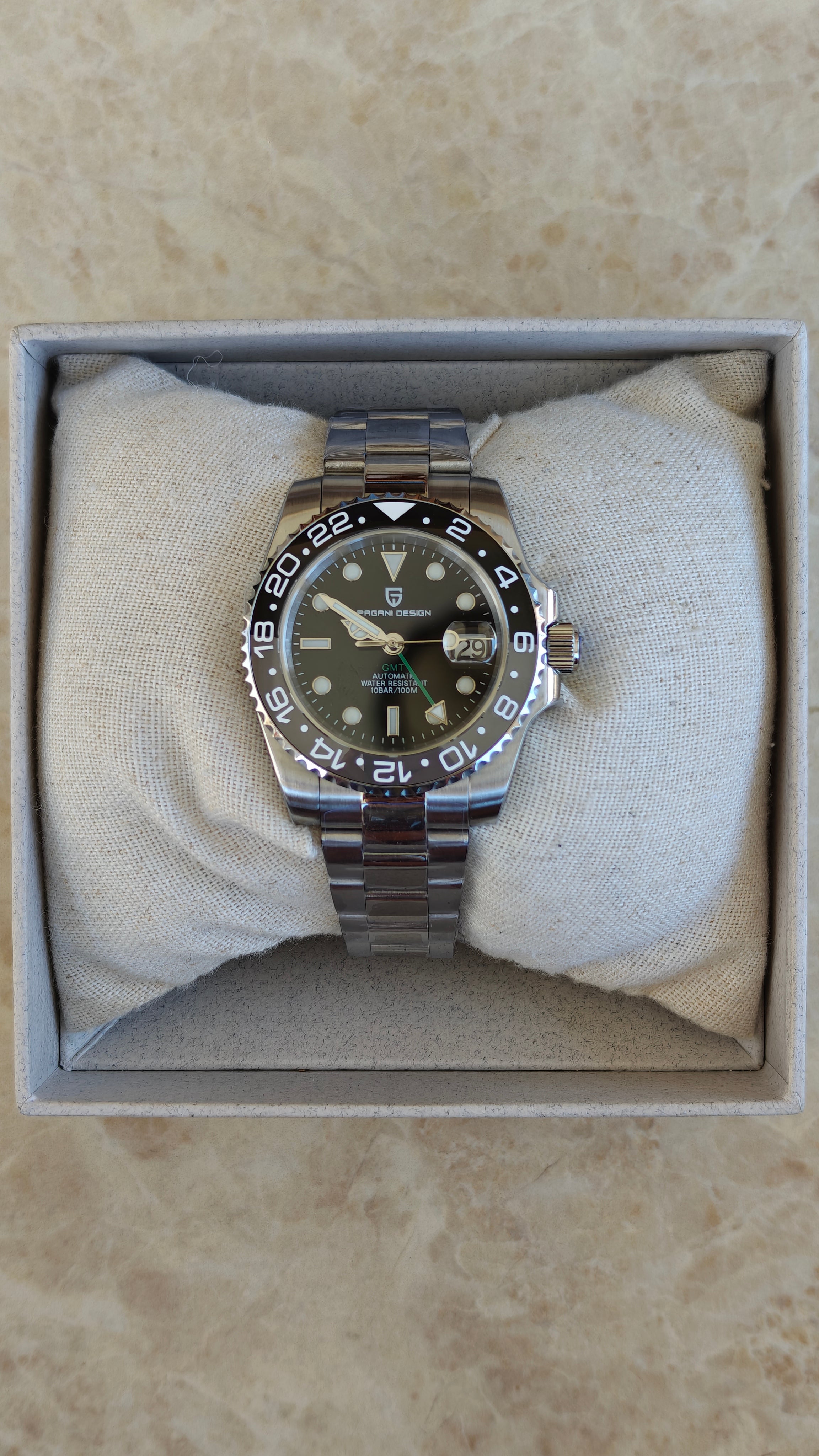 Pagani Design PD-1662 – GMT (Homenaje al Rolex GMT-Master II “Bruce Wayne” )