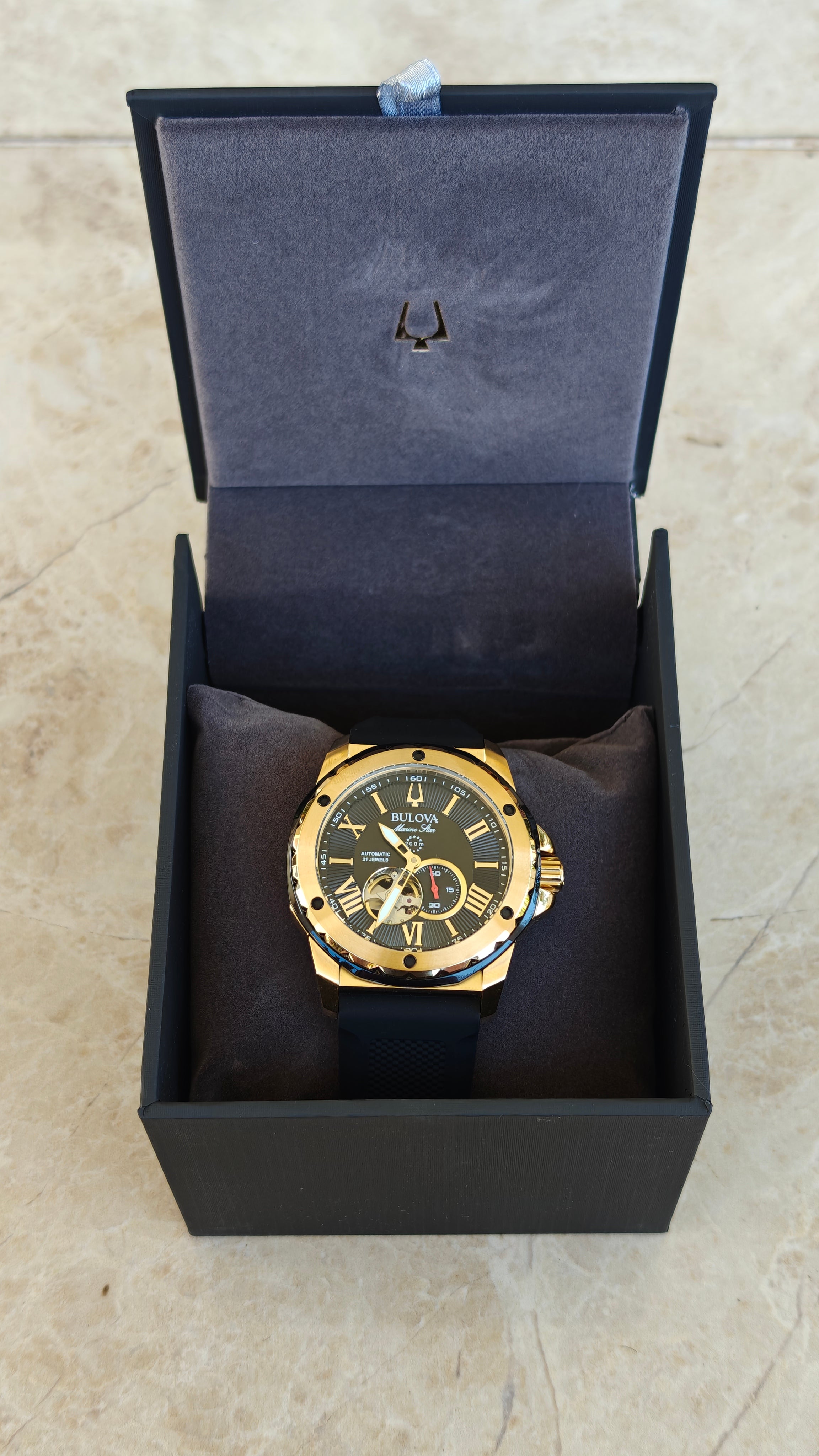 Bulova Marine Star 98A272 – Automático Black & Gold