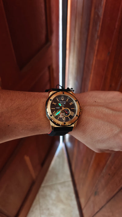 Bulova Marine Star 98A272 – Automático Black & Gold